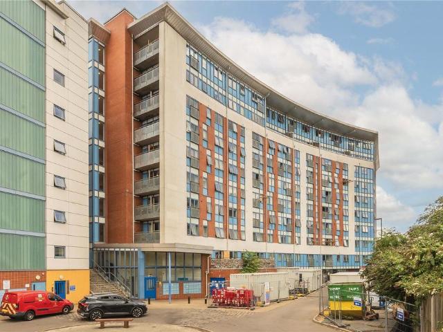 Flat for sale in Mile End, Greater London