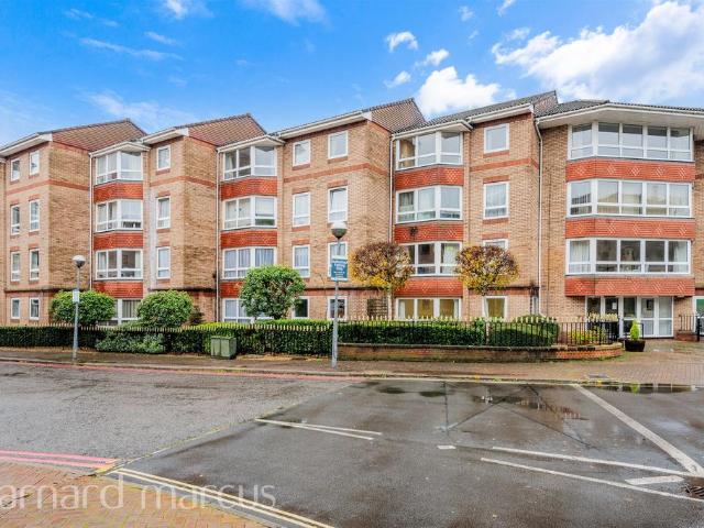 Flat for sale in Woodcote, Epsom