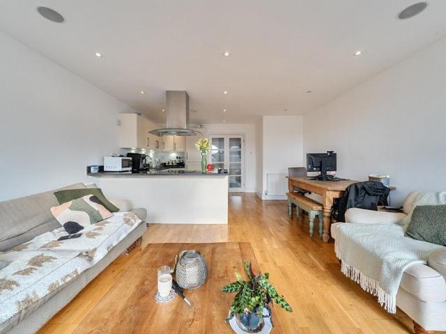 Flat for sale in Clapham Junction, Greater London
