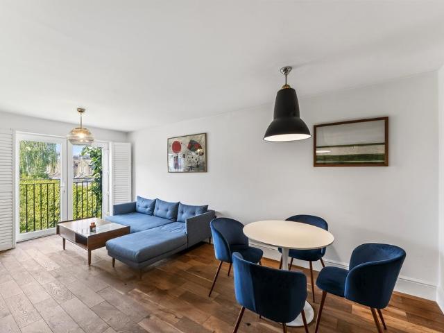 Flat for sale in Earlsfield, Greater London