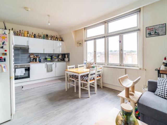Flat for sale in Crouch End, Greater London