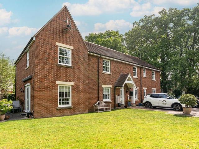 Flat for sale in Berrick Salome, Oxfordshire