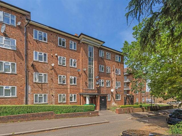 Flat for sale in West Norwood, Greater London