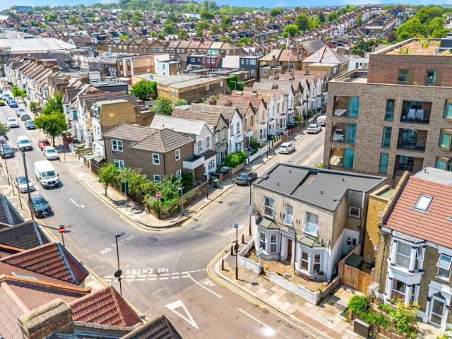 Flat for sale in Harringay, Greater London