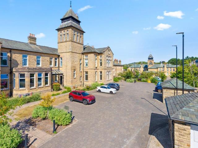 Flat for sale in Tranmere Park, West Yorkshire