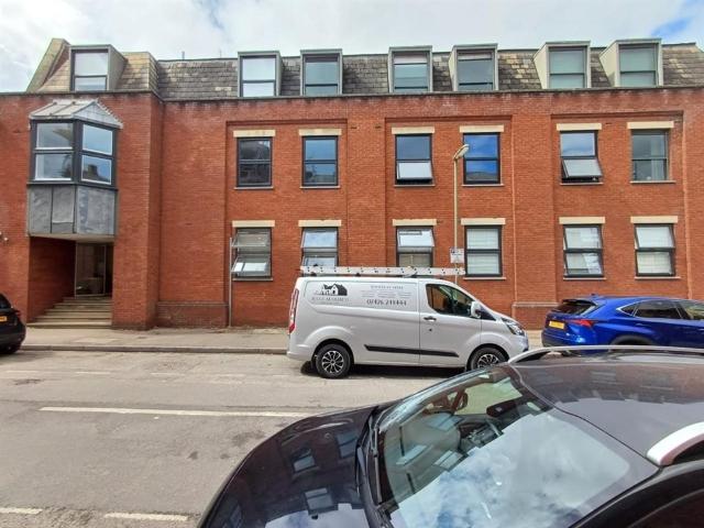 Flat for sale in Weybridge, Elmbridge