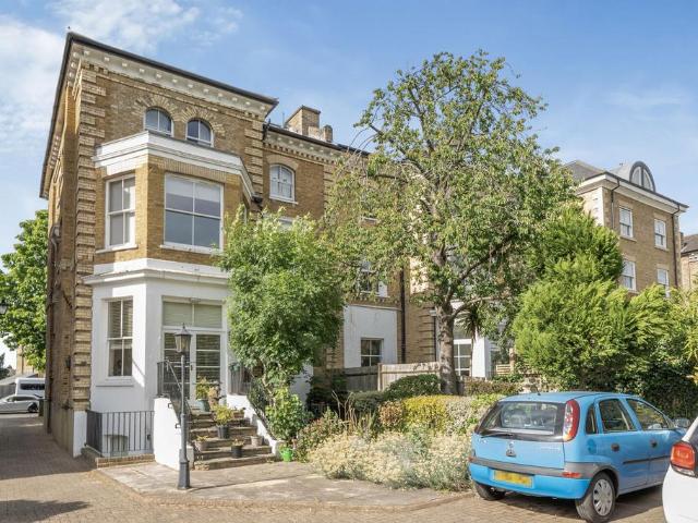 Flat for sale in Tulse Hill, Greater London