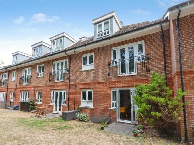 Flat for sale in Heol-las, Surrey