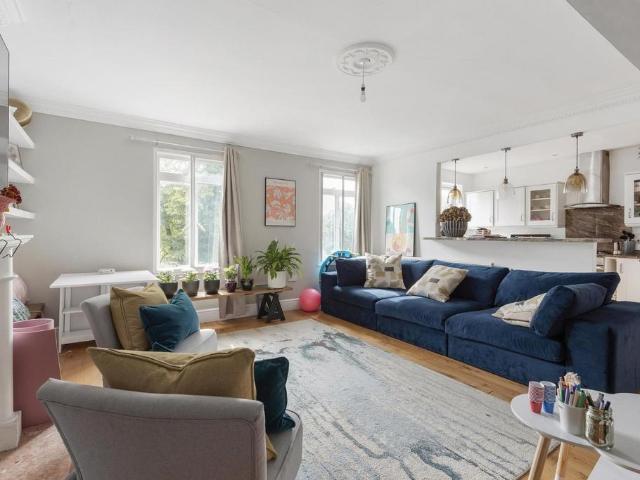 Flat for sale in Clapham, Greater London