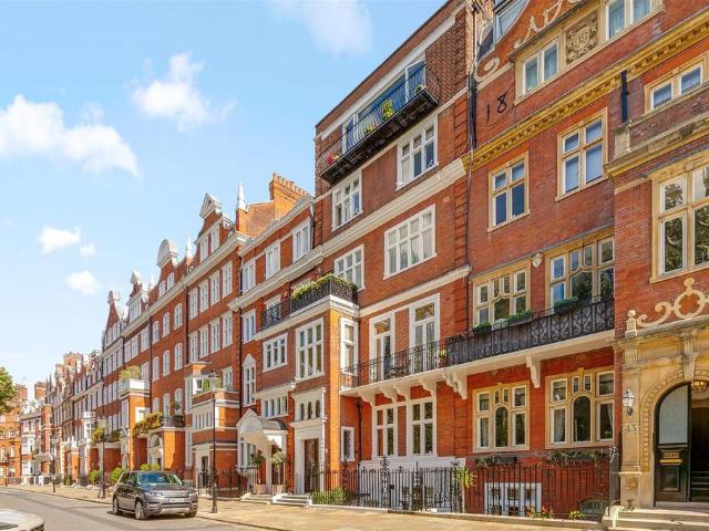 Flat for sale in Chelsea, Greater London