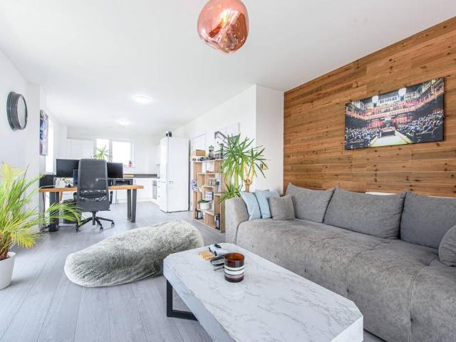Flat for sale in Mill Hill, Greater London
