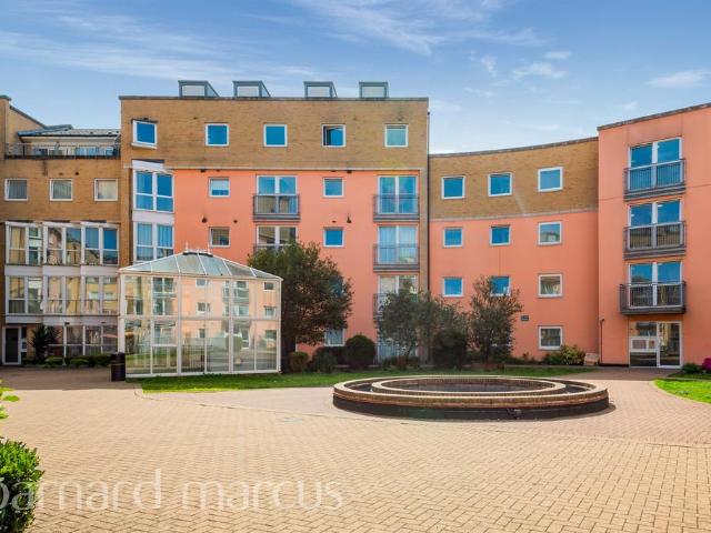 Flat for sale in London Borough of Hounslow, Greater London