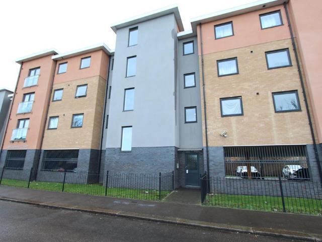 Flat for sale in Tilbury, Essex