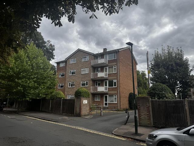 Flat for sale in Hampton Wick, Greater London