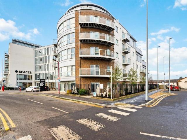 Flat for sale in Guildford Park, Guildford