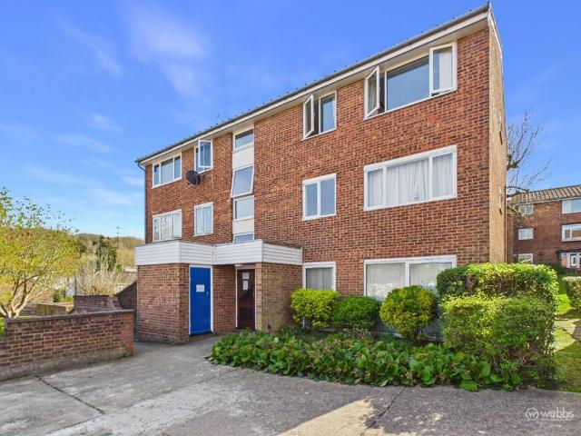 Flat for sale in London Borough of Croydon, Forestdale