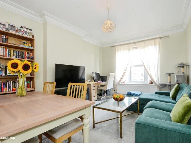 Flat for sale in Mapesbury, Greater London