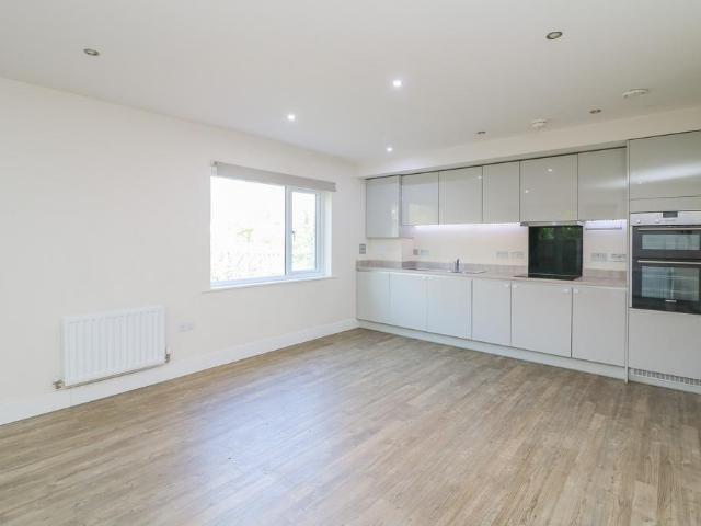 Flat for sale in Hackbridge, Greater London