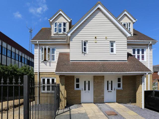 Flat for sale in Barling, Essex