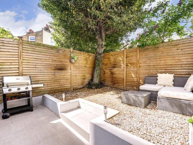 Flat for sale in Fulham, Sands End