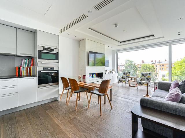 Flat for sale in Kensington, Greater London