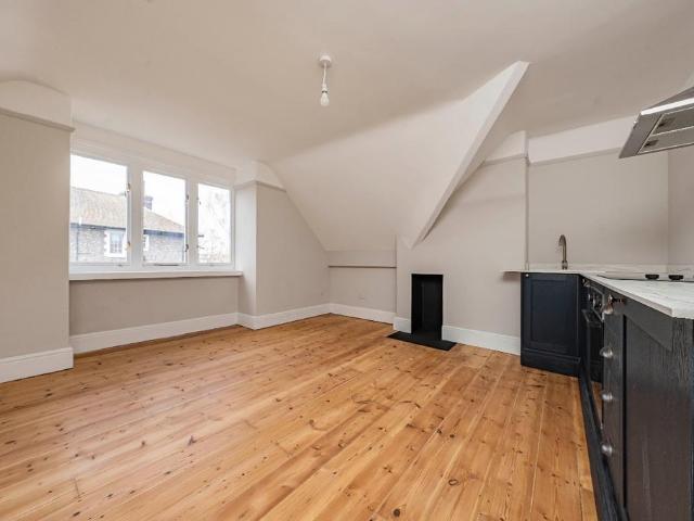Flat for sale in Woodcote, Epsom