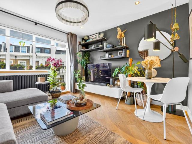 Flat for sale in Pimlico, Greater London