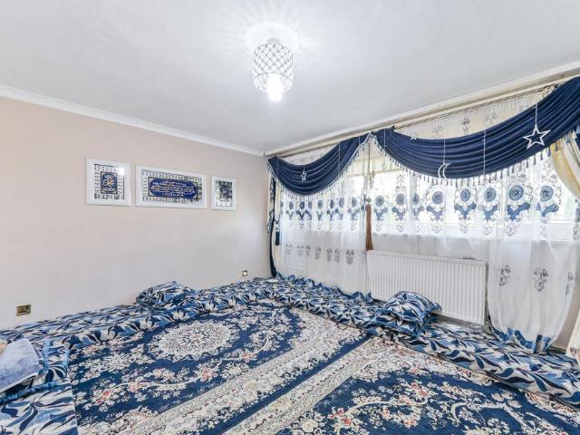 Flat for sale in Dollis Hill, Greater London