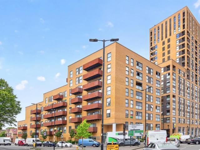 Flat for sale in London Borough of Ealing, Greater London
