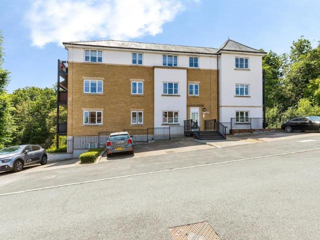 Flat for sale in Perryfields, West Sussex