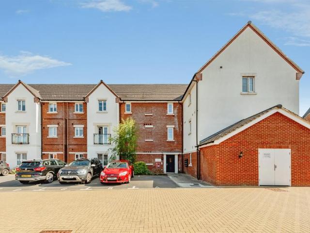 Flat for sale in Forge Wood, Glynde