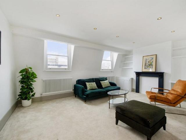 Flat for sale in North Kensington, Greater London