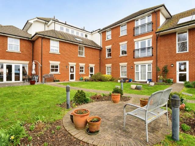Flat for sale in Hornchurch, Greater London