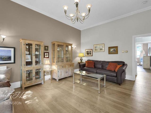 Flat for sale in Islington, Canonbury