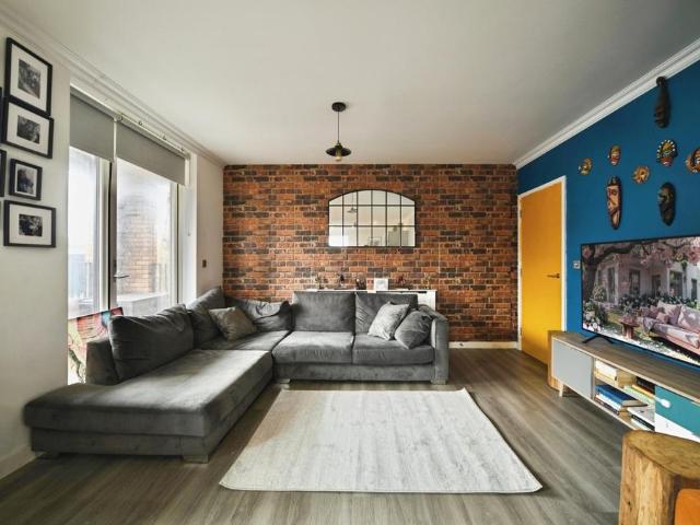Flat for sale in Ponders End, Greater London