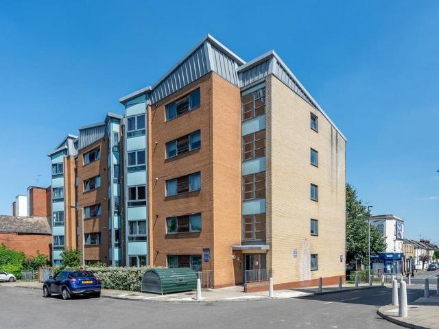 Flat for sale in Stamford Hill, Greater London