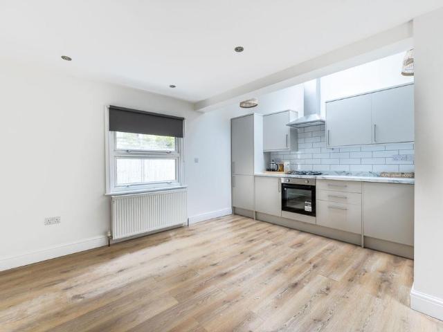 Flat for sale in Harlesden, Greater London