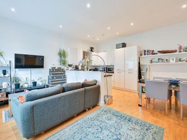 Flat for sale in Camberwell, Greater London