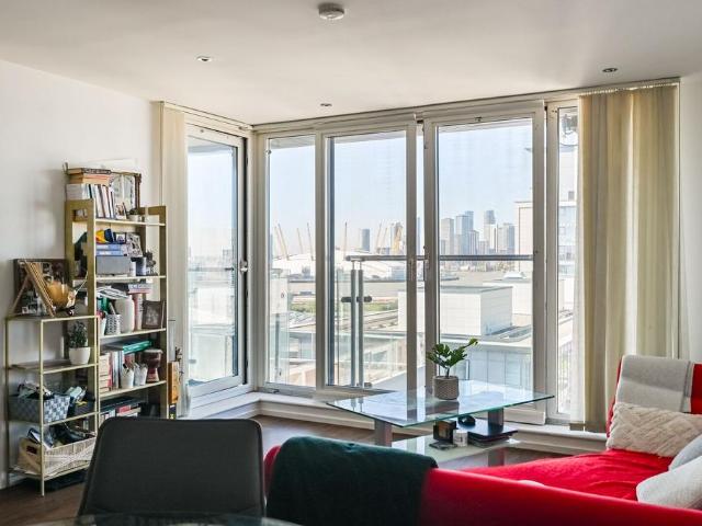 Flat for sale in Canning Town, Greater London