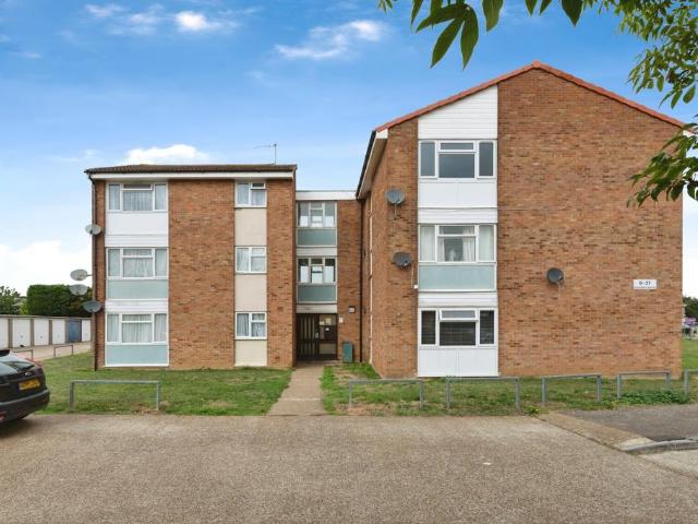 Flat for sale in East Tilbury, Essex