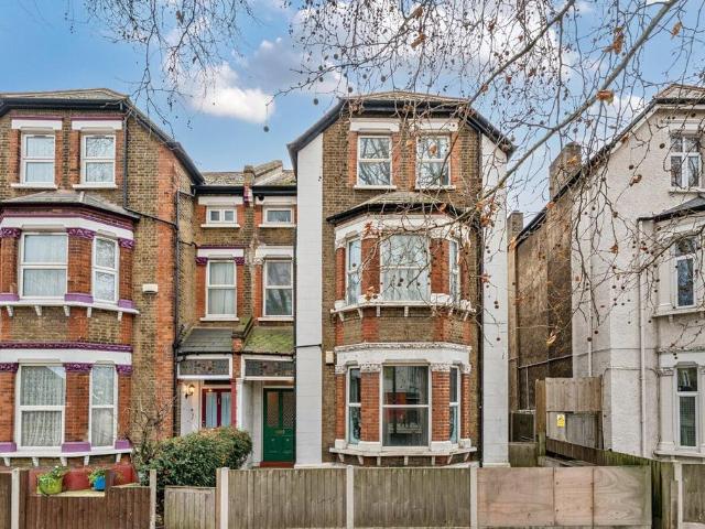 Flat for sale in London Borough of Lewisham, Ladywell