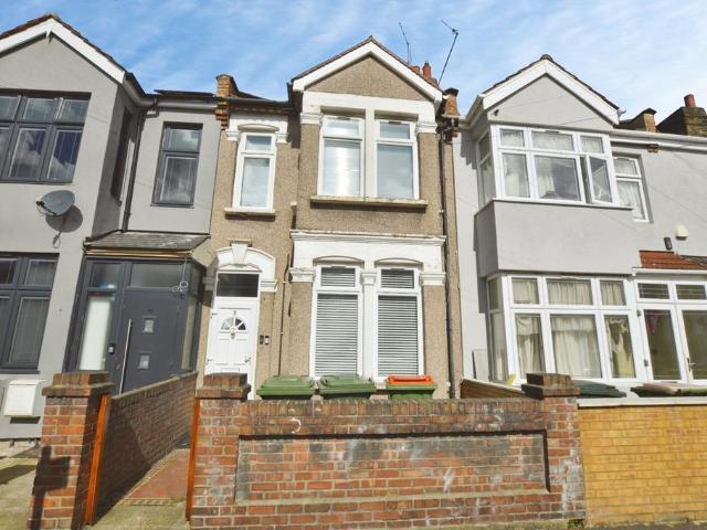 Flat for sale in Upton Park, Greater London