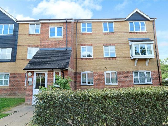 Flat for sale in Tolworth, Greater London