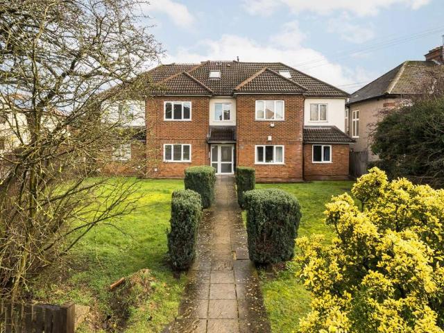 Flat for sale in Harrow Weald, Greater London