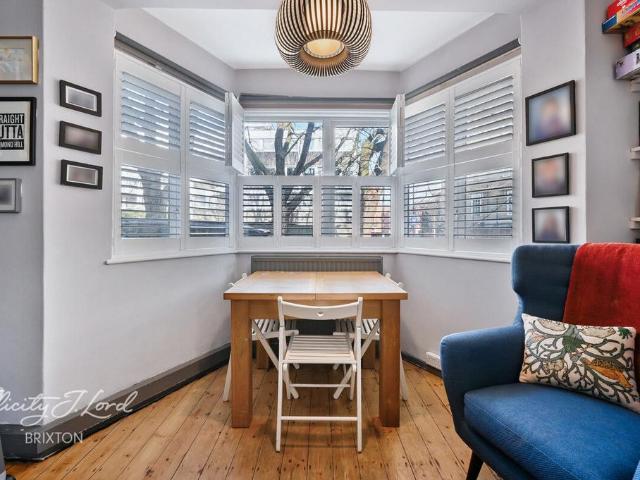 Flat for sale in Stockwell, Greater London