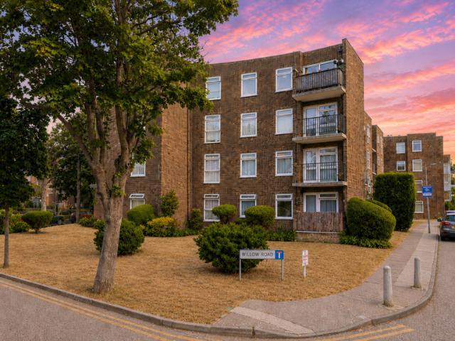 Flat for sale in Wallington, Greater London