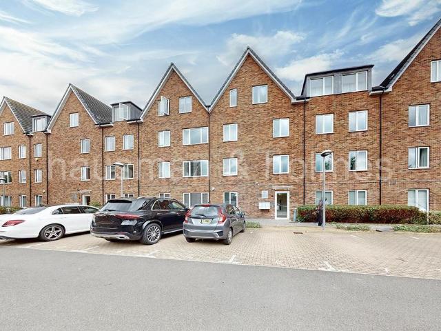 Flat for sale in London Borough of Barnet, Greater London