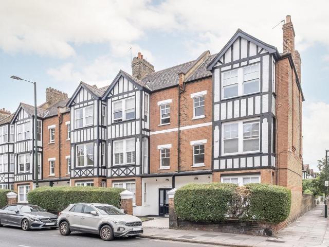 Flat for sale in Mortlake, Greater London