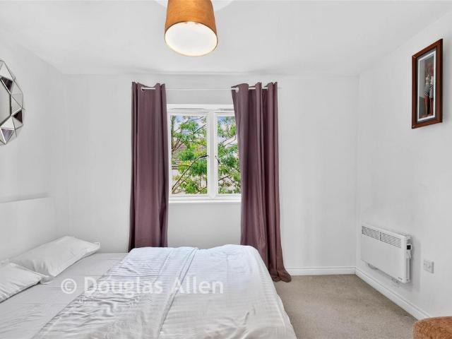 Flat for sale in London Borough of Redbridge, Greater London