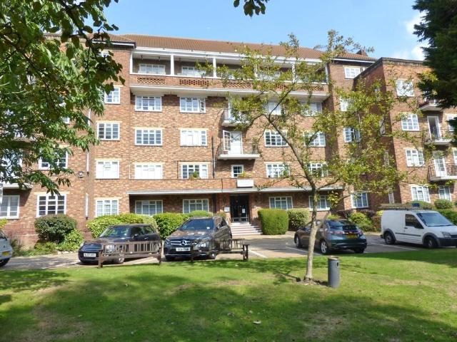Flat for sale in Hendon, Greater London